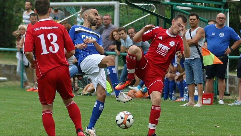 Hoch das Bein: Pfeddersheims Nico Schwuchow (rechts) und der Herrnsheimer Amin Hadj-Chaib kämpfen eher mit Zurückhaltung um den Ball. 	Foto: pa/Dirigo
