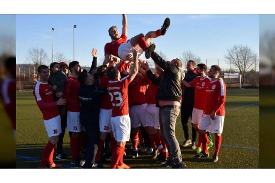 Der Wintercupsieger von 2019, der SV Weingarten, lässt seinen Helden David Stellmacher hochleben. Foto: Klaus Eichler