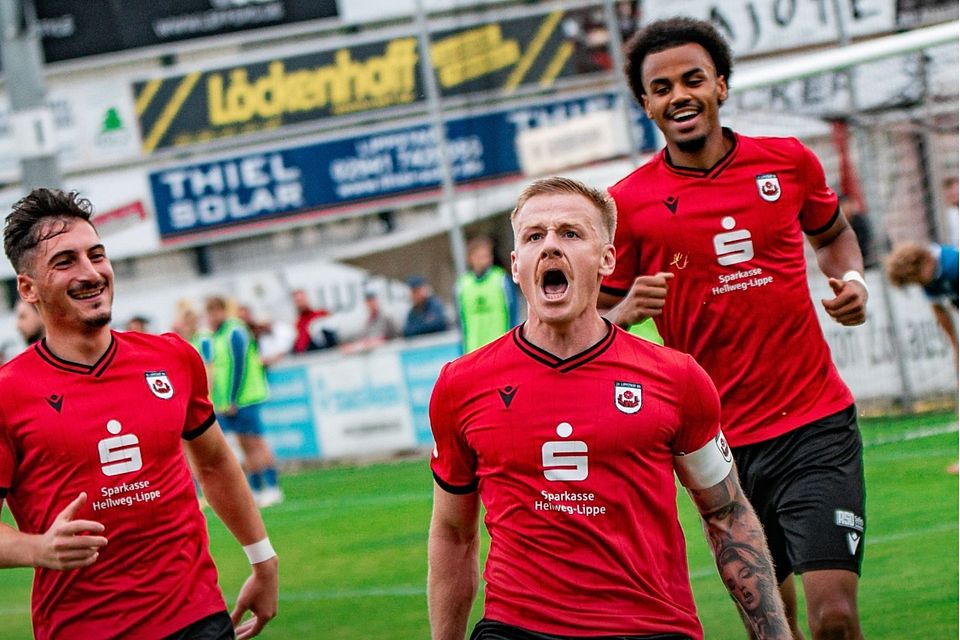 Ufuk (links) und Kaiser (Mitte) haben ihre Verträge verlängert.