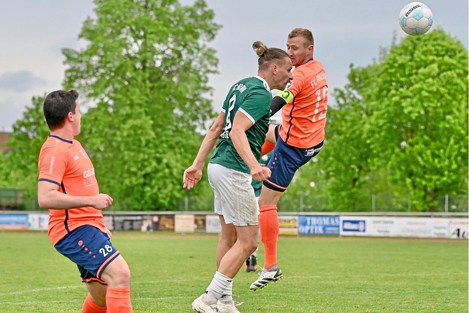 Mit zwei Treffern hatte Fabian Tögel (Mitte) maßgeblichen Anteil am 3:2-Sieg des FC Horgau im Kellerduell gegen Schlusslicht FC Günzburg.