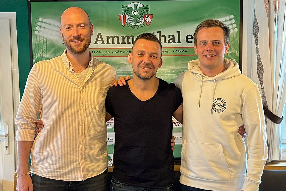 Teammanager Alexander Schmid (links) begrüßt die neuen Reserve-Trainer Matthias Kaminski (Mitte) und Florian Haller in Ammerthal.