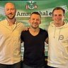 Teammanager Alexander Schmid (links) begrüßt die neuen Reserve-Trainer Matthias Kaminski (Mitte) und Florian Haller in Ammerthal.