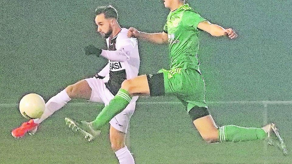 Der Beecker Jan Ockun (weißes Trikot) ist seinem Gegenspieler Axel Plum enteilt und schießt aufs Tor.