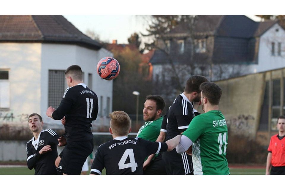 Vollversammlung im Schröcker Strafraum: Jakob Teuteberg (11) klärt vor Leusels Kapitän Christoph Ruppel und Felix Dickhaut. 	Foto: Raab