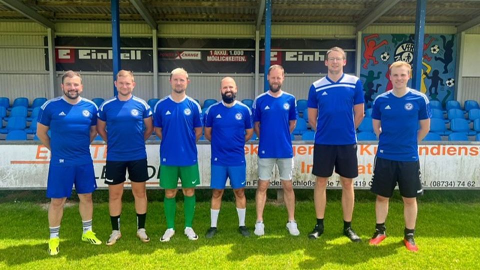 Im Bild von links nach rechts: Stephan Metzner (Vorstand Spielbetrieb), André Vogel (Spielertrainer), André Hankofer (Spielertrainer), Jürgen Hatzmannsberger (reaktiviert), Andy Salzinger (Neuzugang vom TSV-DJK Dietfurt), Sebastian Kampfl (reaktiviert), Michael Ettengruber (stellv. Vorstand Verwaltung).