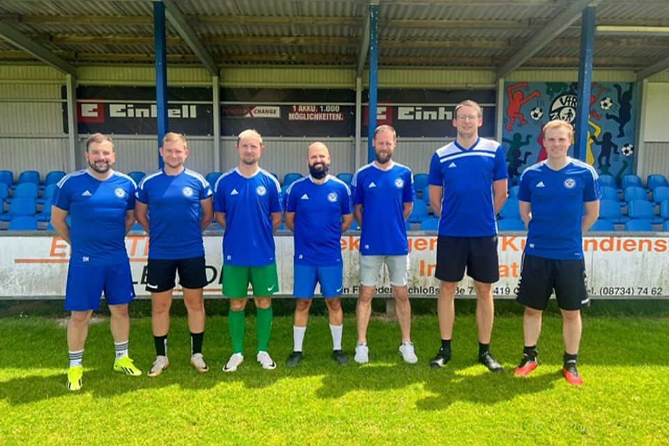 Im Bild von links nach rechts: Stephan Metzner (Vorstand Spielbetrieb), André Vogel (Spielertrainer), André Hankofer (Spielertrainer), Jürgen Hatzmannsberger (reaktiviert), Andy Salzinger (Neuzugang vom TSV-DJK Dietfurt), Sebastian Kampfl (reaktiviert), Michael Ettengruber (stellv. Vorstand Verwaltung).