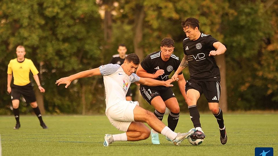Enes Coric (weißes Trikot) geht gern auch kämpferisch voran.
