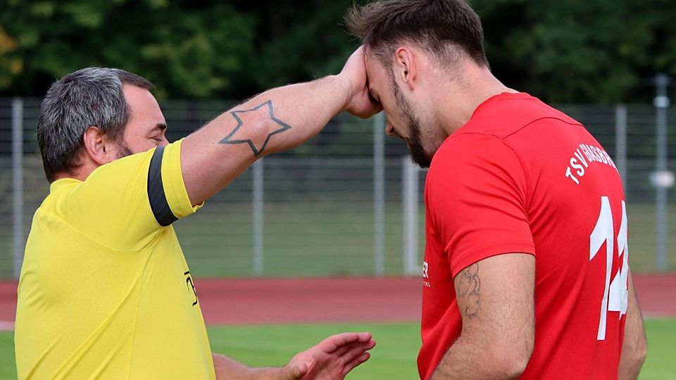Der Coach als Krankenpfleger: Markus de Prato prüft die Temperatur von Benedikt Löhnert; in der Pause wechselt er den Abwehrchef aus.