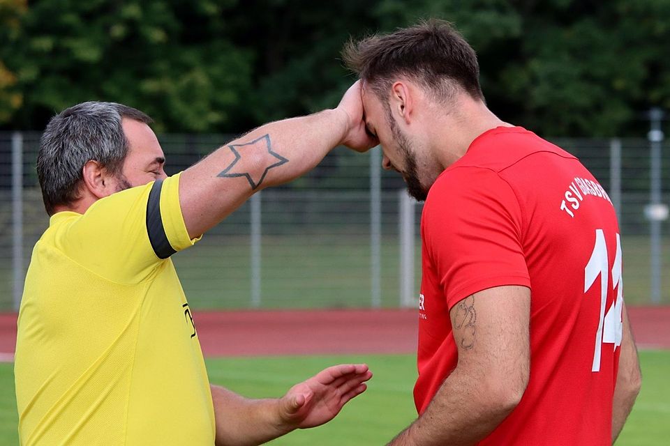 Der Coach als Krankenpfleger: Markus de Prato prüft die Temperatur von Benedikt Löhnert; in der Pause wechselt er den Abwehrchef aus. Der Coach als Krankenpfleger: Markus de Prato prüft die Temperatur von Benedikt Löhnert; in der Pause wechselt er den Abwehrchef aus.