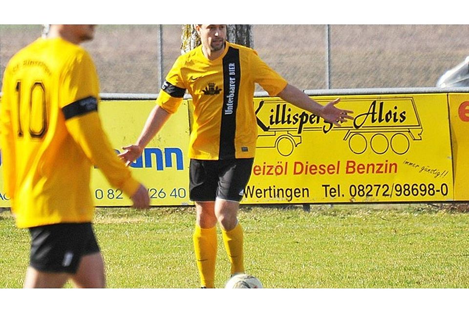 Nichts ging füf Michael Mayerle (am Ball) und seinen TSV Binswangen bei der ersten Saisonniederlage in Riedlingen.   F.: Karl Aumiller