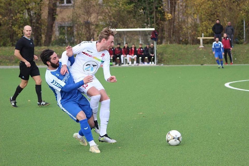 Der FC Aschheim (in den blauen Trikots) konnte sich gegen den FC Schwabing im Spielverlauf nicht durchsetzen.
