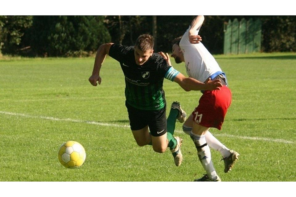 Erneut schwer zu halten war Schwinges Christian Hink. Hier konnte sich Marco Kappelmann lediglich mit einem Foul gegen den vierfachen Torschützen behelfen. Erneut schwer zu halten war Schwinges Christian Hink. Hier konnte sich Marco Kappelmann lediglich mit einem Foul gegen den vierfachen Torschützen behelfen.