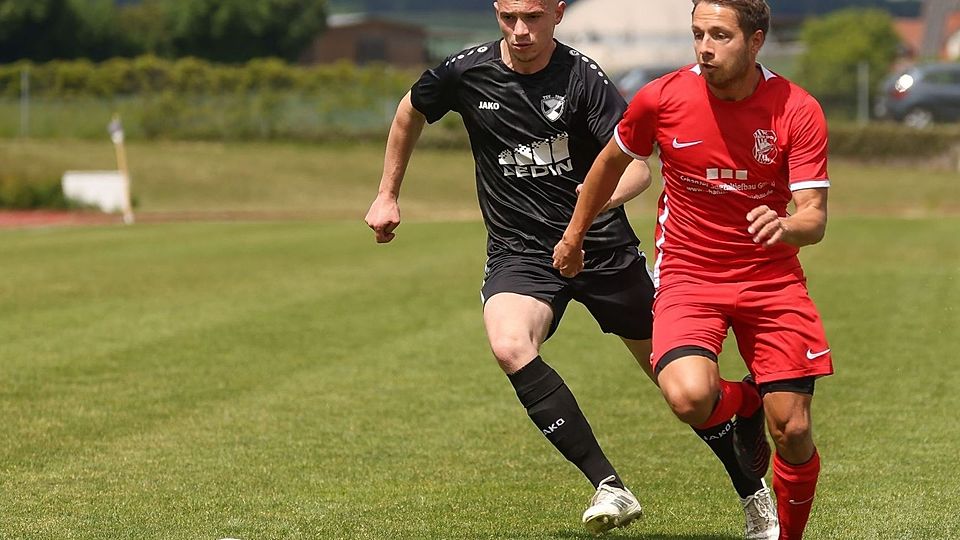 Der TSV Gaimersheim (schwarze Trikots) verpasst die Relegation zur Landesliga. Aufgrund der Punkteteilung gegen Fatih Ingolstadt (rot) und des Dachauer Sieges steht der TSV am Ende auf Rang 3.