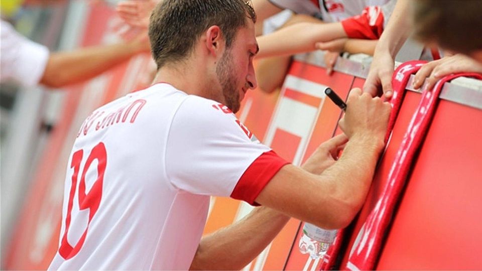 Bei den Fans ist der 23 Jahre alte Leihspieler vom SC Freiburg beliebt – und Autogramme dementsprechend begehrt. Foto: Nickl