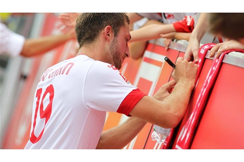 Bei den Fans ist der 23 Jahre alte Leihspieler vom SC Freiburg beliebt – und Autogramme dementsprechend begehrt. Foto: Nickl