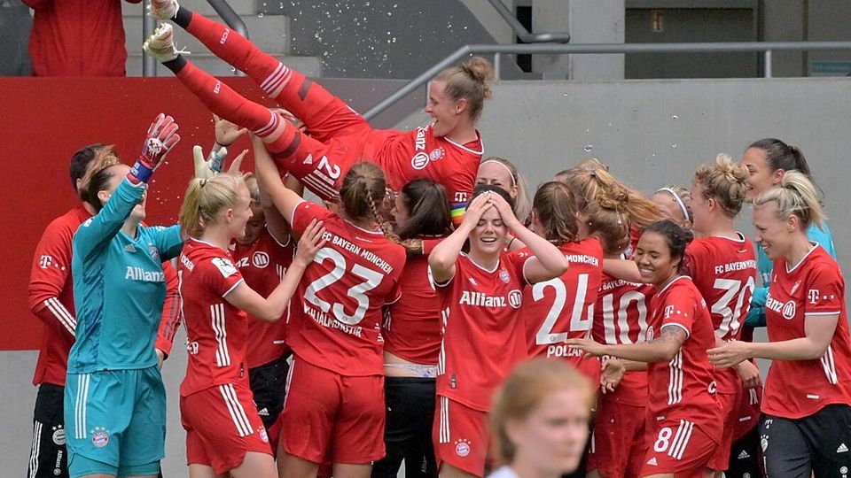 Die Spielerinnen vom FC Bayern München jubeln nach Spielende über den Sieg und den Meistertitel.