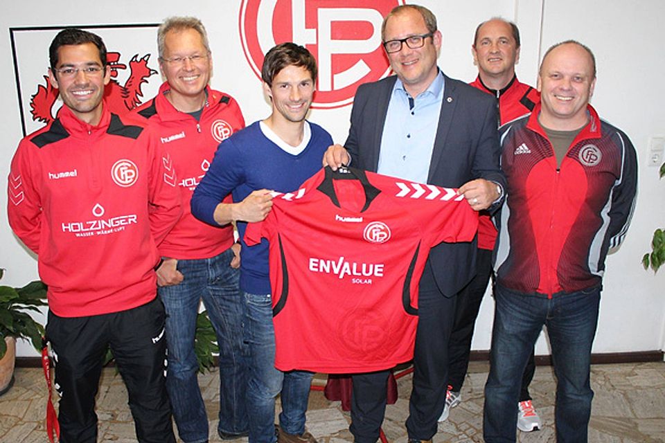 Passaus neuer Coach Benedikt Wagner wird von der FC-Führungsriege um den Vorsitzenden Alexander Wösner willkommen geheißen. F: FC