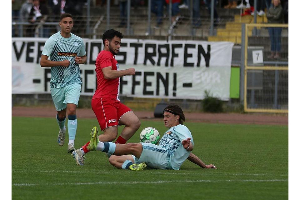 Umkämpftes Duell zwischen Wormate Mert Özkaya und FCK-Verteidiger Maksym Bochan. Links: Rilind Kabashi. Foto: Dirigo/pakalski-press Umkämpftes Duell zwischen Wormate Mert Özkaya und FCK-Verteidiger Maksym Bochan. Links: Rilind Kabashi. Foto: Dirigo/pakalski-press