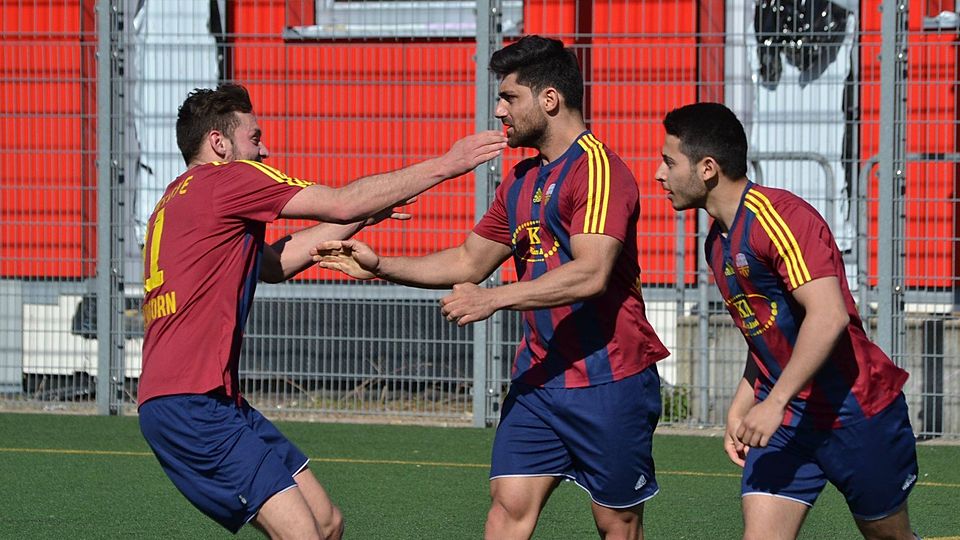 Suryoye-Jubel nach dem 1:0: (v. l.) Paul Schäfer möchte den Torschützen Stephan Dalmis umarmen. Andrea Cesa hatte danach noch seinen Auftritt und traf ebenso zwei Mal.