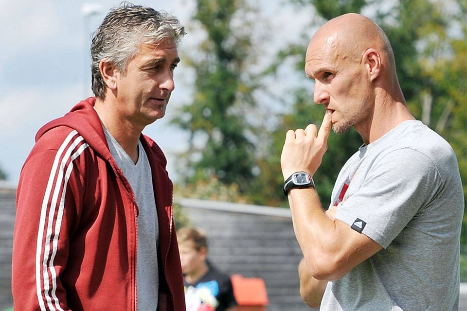 Sehen so zwei Trainer nach zwei Siegen in Folge aus? Christian Detmar (links) und Sven Kresin freuen sich zwar über die Ergebnisse - am Spiel gibt es aber noch einiges zu verbessern.	F.: Thorsten Jordan