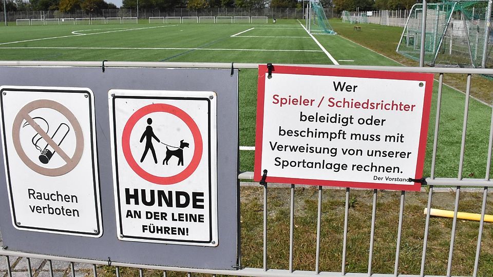 Schilder im Hallbergmooser Sportpark weisen auf die Leinenpflicht hin