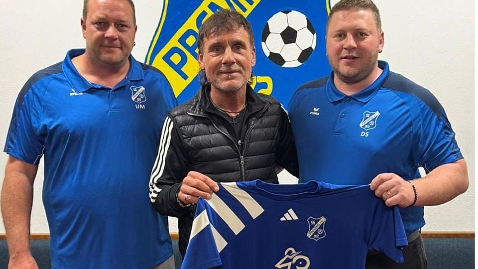 Sepp Gsödl (Mitte) greift bei der SG Preming an 