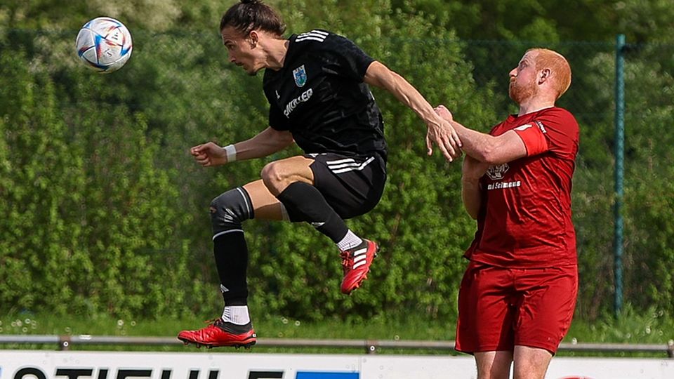 Coskun Buer vom TSV Friedberg hat in dieser Szene die Nase vorn. Der Adelzhauser Dominik Müller hatte mit seinem Team aber das Spiel im Griff und siegte mit 4:0.