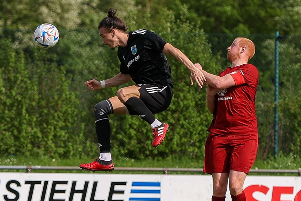 Coskun Buer vom TSV Friedberg hat in dieser Szene die Nase vorn. Der Adelzhauser Dominik Müller hatte mit seinem Team aber das Spiel im Griff und siegte mit 4:0.