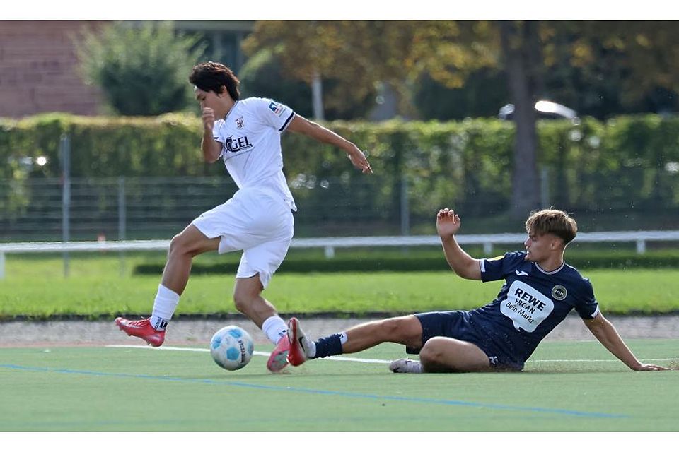 Nicht nur die Offensive überzeugt, sondern auch die Defensive: Hummetroths Paul Heinrich (rechts) grätscht Gießens Unterschiedsspieler Dong Woo Kim lehrbuchmäßig ab. Foto: Herbert Krämer Nicht nur die Offensive überzeugt, sondern auch die Defensive: Hummetroths Paul Heinrich (rechts) grätscht Gießens Unterschiedsspieler Dong Woo Kim lehrbuchmäßig ab. Foto: Herbert Krämer