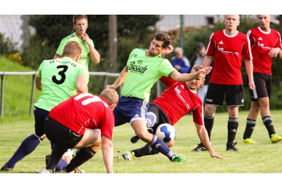 Am Ende setzt sich der Favorit durch. Die Kicker des SV Feudingen (grüne Trikots) gewannen beim FC Ebenau und ziehen damit in die erste Pokalrunde ein. Foto: tika