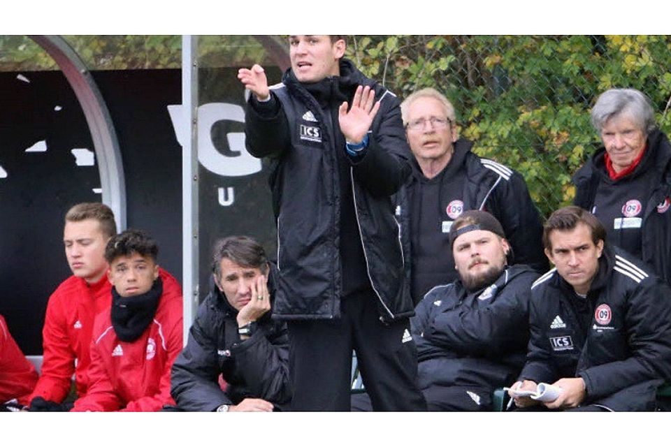 Trainer Helge Hohl zeigt seinen Fußballern den Weg an, wie es in die Regionalliga West gehen könnte. Foto: Axel Randow