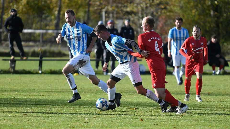 Nicht zu bremsen war Tomas Paciaroni (am Ball), hier im Duell mit Benedikt Ertl, der beim Ascholdinger 5:0-Sieg gegen RW Bad Tölz viermal traf.