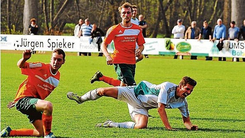 Die Szene, die zum  Elfmeter führte: Lukas Ostermann (Hansa Friesoythe, rechts) wird von Frank Willenbring gefoult (Mehr Bilder unter: www.Fupa.net/Nordwest). BjÃ¶rn LichtfuÃŸ