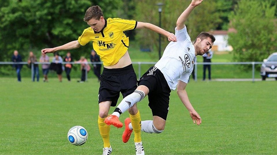 Der SV Denkingen (links Manuel Rothmund im Zweikampf mit Jannik Braun beim 6:0-Sieg über den SV Mühlhausen am vergangenen Sonntag) hat im Titelrennen plötzlich wieder alle Chancen. Im Auswärtsspiel beim SV Orsingen/Nenzingen darf jetzt aber nicht gep Archivfoto: Bodon