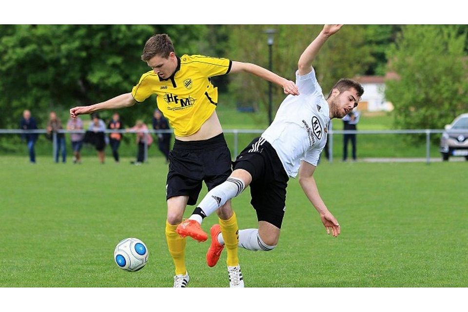 Der SV Denkingen (links Manuel Rothmund im Zweikampf mit Jannik Braun beim 6:0-Sieg über den SV Mühlhausen am vergangenen Sonntag) hat im Titelrennen plötzlich wieder alle Chancen. Im Auswärtsspiel beim SV Orsingen/Nenzingen darf jetzt aber nicht gep Archivfoto: Bodon
