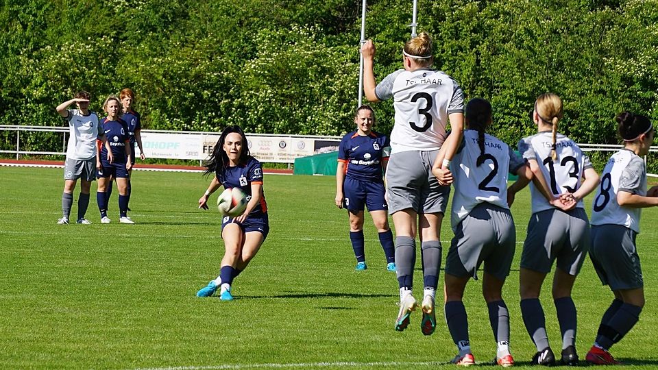 Kein Durchkommen gegen die Mauer aus Haar/Grasbrunn: 1860-Spielerin Stefanie Stepberger bei einem Freistoß.