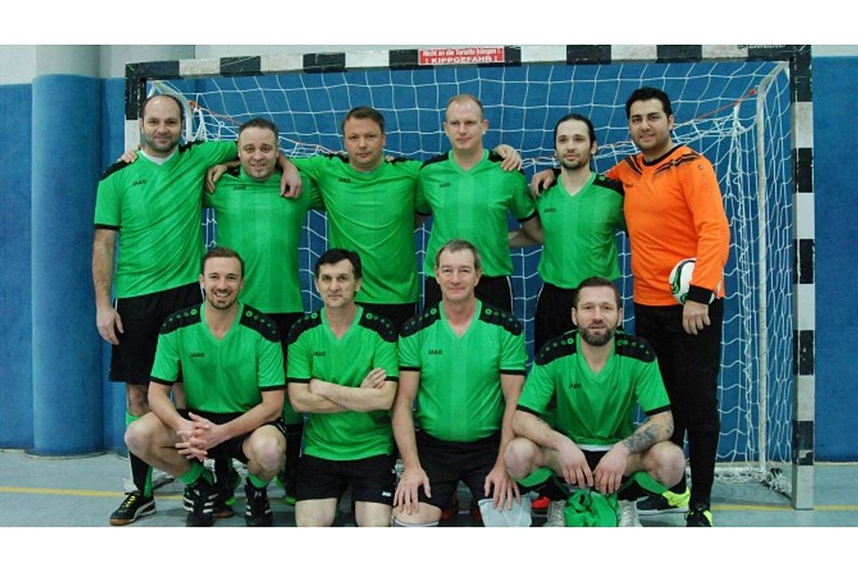 Die gut aufgelegten Akteure der Sportfreunde Oberau zeigen beim 8. HFV Ü35-Futsal-Cup in Grünberg ihr Können.	Foto: boh