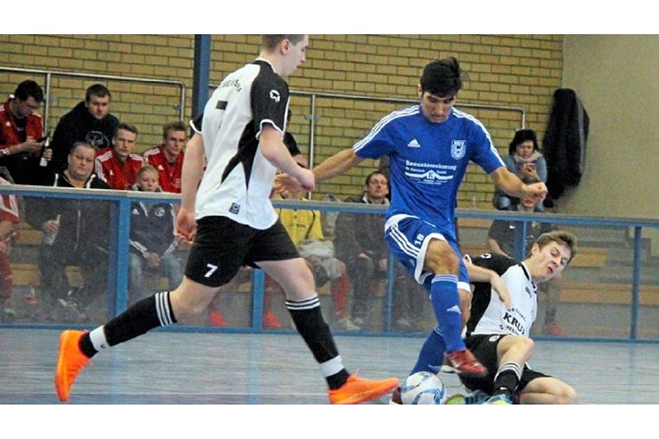Der Torschützenbeste in Aktion: Der Neuruppiner Abdulwalid Hakimi kam am besten mit dem Futsal-Ball zurecht. Viermal netzte der MSV-Kicker ein und führte sein Team zum Titel.  ©MZV