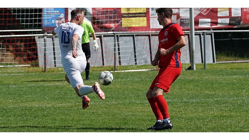 Felix Baum (links) pflückt den Ball vor Waldbrunns Robin Scholl sehenswert runter. Der FV Breidenbach verabschiedet sich dennoch aus der Verbandsliga. © Eric Böcher