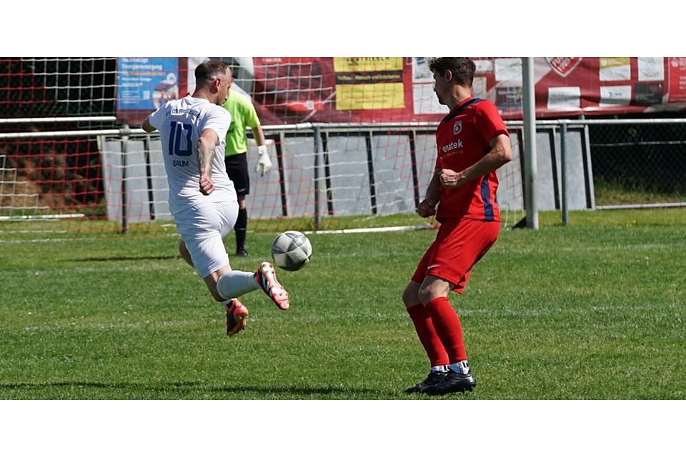 Felix Baum (links) pflückt den Ball vor Waldbrunns Robin Scholl sehenswert runter. Der FV Breidenbach verabschiedet sich dennoch aus der Verbandsliga. © Eric Böcher Felix Baum (links) pflückt den Ball vor Waldbrunns Robin Scholl sehenswert runter. Der FV Breidenbach verabschiedet sich dennoch aus der Verbandsliga. © Eric Böcher
