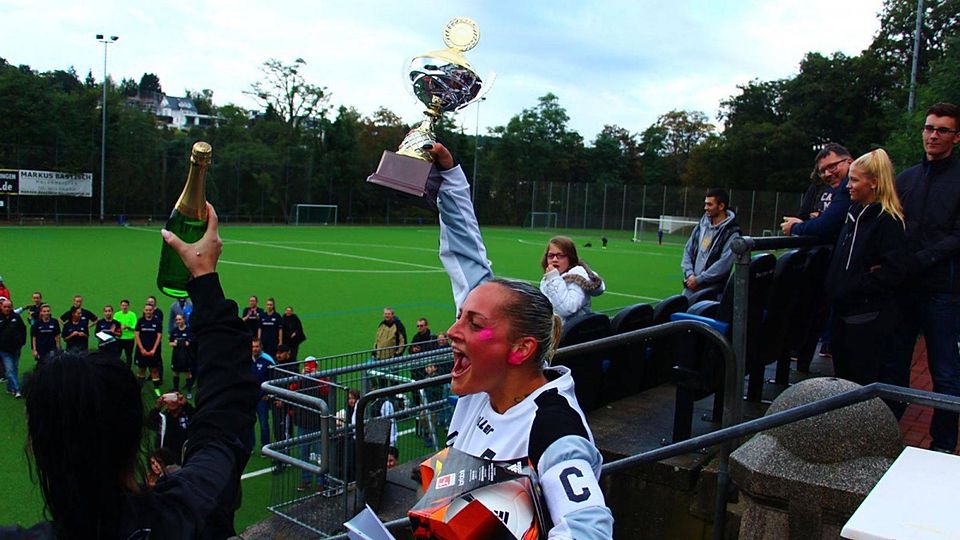 So sehen Sieger aus! Klarenthal Spielführerin Michelle Eichberger streckt den Pokal gen Himmel F:Archivbild