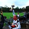 So sehen Sieger aus! Klarenthal Spielführerin Michelle Eichberger streckt den Pokal gen Himmel F:Archivbild