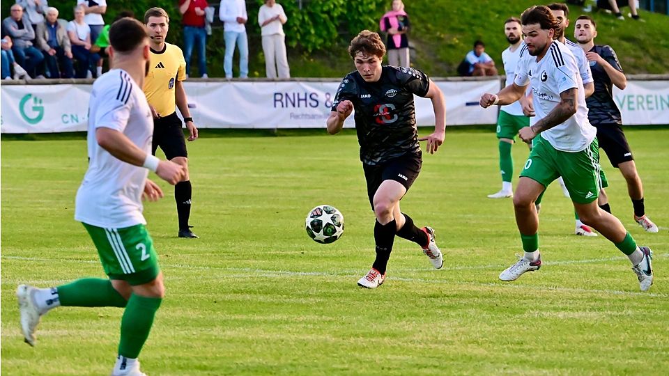 Immer Vollgas auf dem Platz: Landsbergs Mittelfeldspieler Lukas Bettrich (schwarzes Trikot)