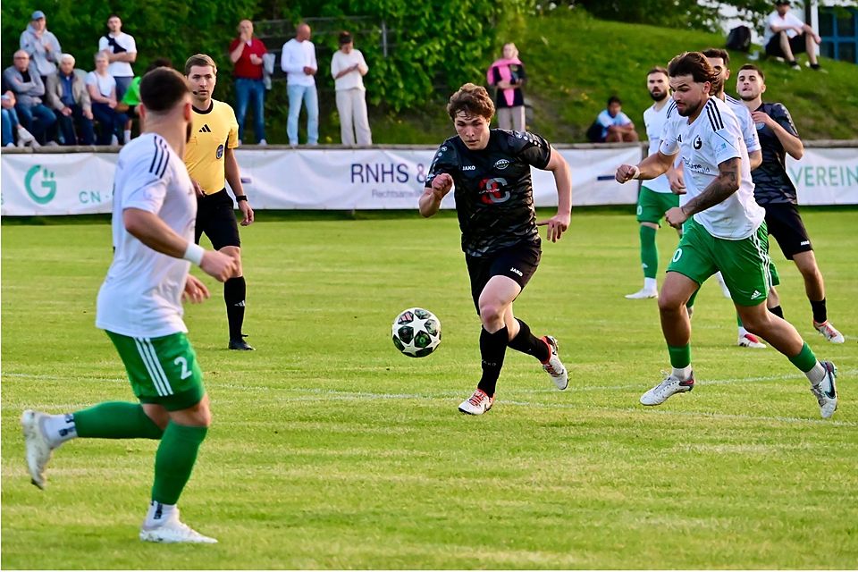 Immer Vollgas auf dem Platz: Landsbergs Mittelfeldspieler Lukas Bettrich (schwarzes Trikot)