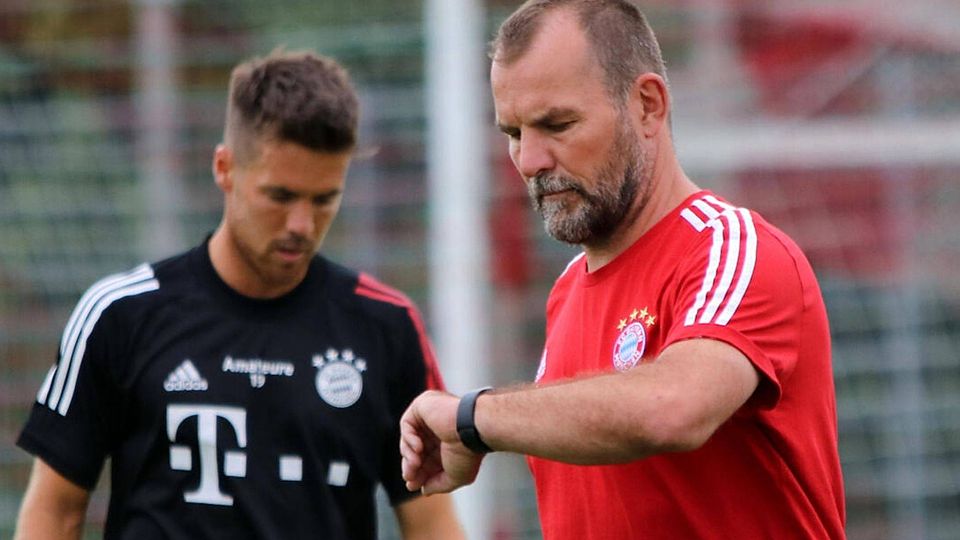 Seine Zeit beim FC Bayern ist noch lange nicht abgelaufen: Trainer Dirk Teschke (r.), Interims-Chef bei den Bayern-Amateuren. 