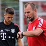 Seine Zeit beim FC Bayern ist noch lange nicht abgelaufen: Trainer Dirk Teschke (r.), Interims-Chef bei den Bayern-Amateuren. 