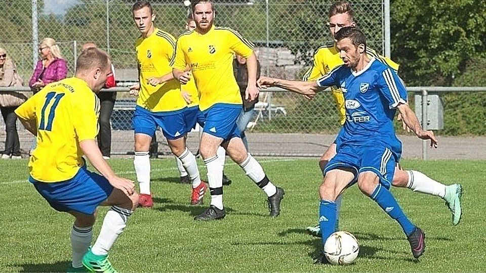 Der TSV Öschelbronn (gelbe Trikots) will heute Mittag im Auswärtsspiel bei der Spvgg. Holzgerlingen 2 bestehen Foto (Archiv): Schmidt