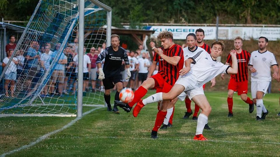 Richtig was los: Der TSV Lengfeld (am Ball Max Geiss) kam zu einem knappen Erfolg im Dieburger Kreispokal bei Nachbar SG Klingen (rechts Lennard Beilstein).