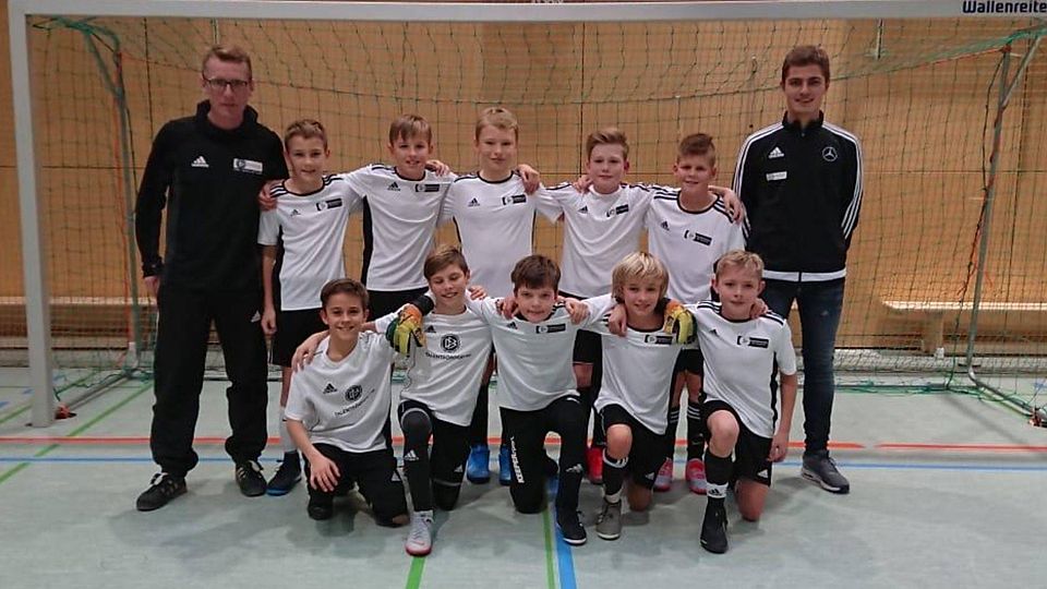 Der Jahrgang 2008 des DFB-Stützpunkt Chams konnte in Bogen mit den beiden Trainern Andreas Herrmann (li.) und Lorenz Kowalski (re.) den Turniersieg einfahren.