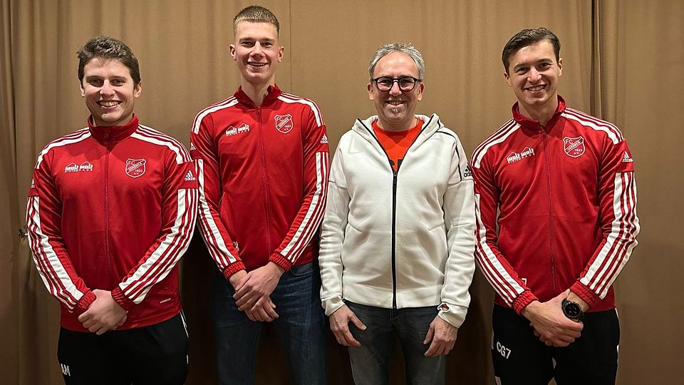 Die SG-Verantwortlichen mit dem neuen Trainer Manfred Wallner (zweiter von rechts) und Neuzugang Fabian Kirr (zweiter von links) 